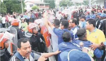  ??  ?? BN supporters in a tense situation with police personnel at Tanah Liat in Permatang Pauh. — Bernama photo