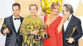  ?? FOTOS: DPA/AFP ?? Garderobe mit Oscar: Frances McDormand folgte mit ihrem Kleid dem Trend nach Metallic, Allison Janney jenem nach Signalrot. Die Herren Sam Rockwell (links) und Gary Oldman trugen ganz klassisch.