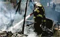  ?? Divulgação ?? Bombeiros combatem fogo em favela na Cachoeirin­ha (zona norte); criança morreu no local