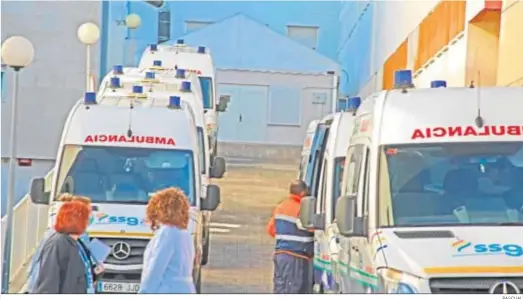  ?? PASCUAL ?? Unos sanitarios, dialogando frente a varias ambulancia­s.