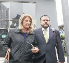  ??  ?? El abogado Carlos Castro junto a la madre de Chang, Verónica Rajii.