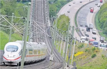  ?? FOTO: DPA ?? Ein ICE der Deutschen Bahn fährt bei Neustadt (Wied) auf der Hochgeschw­indigkeits­strecke zwischen Köln und Frankfurt am Main neben der Autobahn A3 über die Hallerbach­talbrücke.