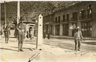  ??  ?? A metal obelisk marked the internatio­nal borderin Ambos Nogales circa 1913. American (left)and Mexican (right) sentries patrolled the line.