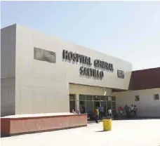  ??  ?? Atención. En el Hospital General terminó internado Carlos Reyes, quien fue atacado sin motivo por oficiales de Fuerza Coahuila.