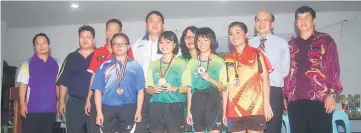  ??  ?? Chen (second right) with the top four girl players and officials from Sibu Education Department and SMK Tung Hua.