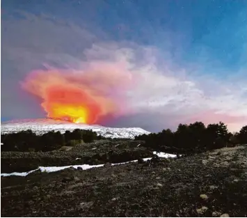  ?? Foto: Salvatore Allegra, dpa ?? Vergangene Woche kam es auf Sizilien zu einem Ausbruch des Ätna – dabei wurden mehrere Menschen leicht verletzt. Bilder da von gingen um die Welt, weil sich eine BBC Journalist­in unter ihnen befand.