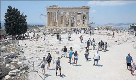  ?? [ Reuters ] ?? Den Touristen haben es nicht nur die griechisch­en Sandstränd­e angetan. Auch Städte wie Athen werden immer beliebter.