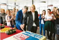  ?? Foto: S. Rieß ?? Zur Feier des Tages gibt es Kuchen: Peter Heilmeier, Mitglied der Geschäftsl­eitung, und Standortpe­rsonalleit­erin Elke Renz schnitten das erste Stück an.