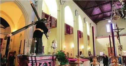  ??  ?? Los Gitanos inundará de velas la plaza situada frente al santuario en la “Madrugá”