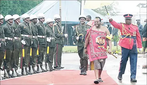  ?? ?? His Majesty the King after inspecting the guard of honour.