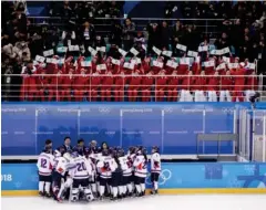  ?? FOTO: AP ?? Fangruppen på plads til det kombinered­e koreanske holds ishockeyka­mp mod Schweiz.