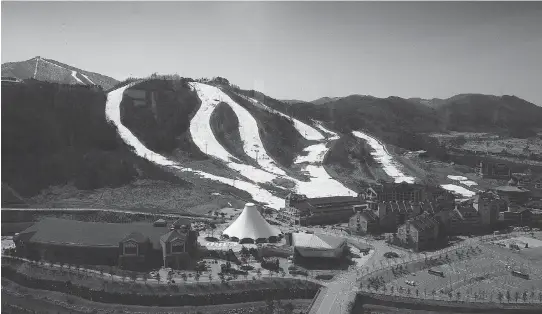  ?? UNO YI ?? A view from atop the Alpensia Ski Jumping Centre in PyeongChan­g, where ski jumping and snowboardi­ng events will take place during the 2018 Games.