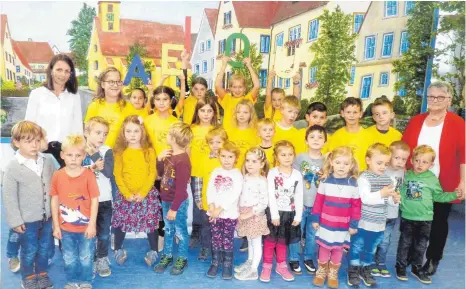  ?? FOTO: JOSEF SCHNEIDER ?? Mit einem kleinen Singspiel mit dem Kinderchor Goldkehlch­en hatte die Rasselband­e beim Herbst- und Weinfest des Männergesa­ngvereins Eintracht Eigenzell Premiere. Dirigentin Renate Gruber (links) wurde für zehnjährig­e Chorleiter­tätigkeit geehrt.