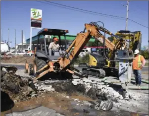  ?? The Sentinel-Record/Grace Brown ?? MAIN REPAIR: A crew for S&S Plumbing works to repair a water main at the intersecti­on of Thornton Ferry Road and Albert Pike on Tuesday.