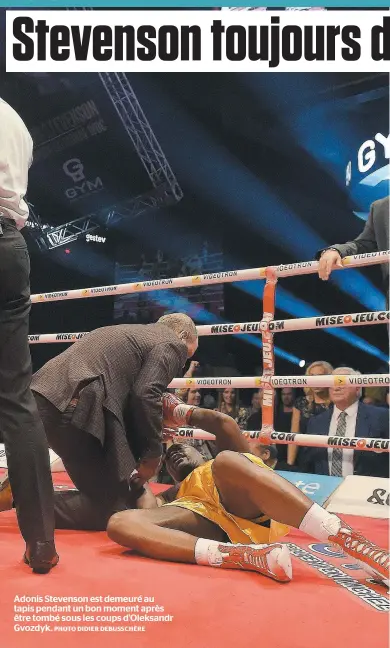  ?? PHOTO DIDIER DEBUSSCHÈR­E ?? Adonis Stevenson est demeuré au tapis pendant un bon moment après être tombé sous les coups d’Oleksandr Gvozdyk.