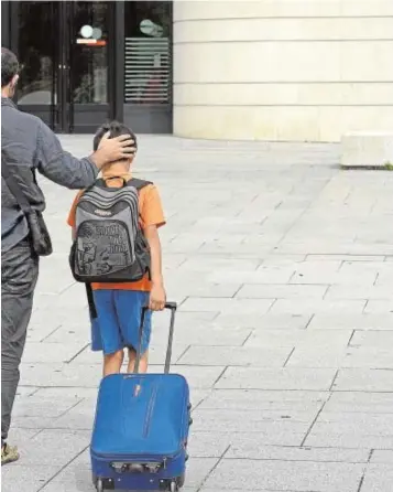  ?? ABC ?? Un padre, con sus dos hijos, entra en el Palacio de Justicia de Navarra//