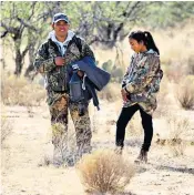  ??  ?? A young couple seen near the border, above; border patrol agents Stephanie Dixon and Daniel Hernandez, below