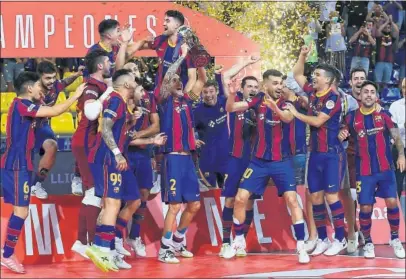  ??  ?? Aicardo, capitán del Barça, levanta el trofeo de campeón de Liga en su despedida como azulgrana.