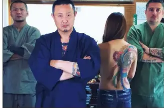  ?? (Photo M/Sabrina Van Tessel) ?? David Raspoutine (à droite) a fait ses armes avec maître Honda Tsuyoshi au Japon. Son baptême du feu : tatouer le grand chef de la mafia japonaise.