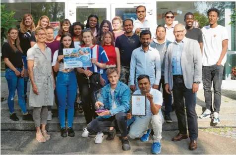  ?? Foto: Emma Schaller ?? Mächtig stolz ist die Praxisklas­se der Höchstädte­r Berufsschu­le: Die Schüler haben einen Preis für ihr Video von dem Ausbildung­smagazin AzubiMovie gewonnen. Das freut auch Praxislehr­kraft Pia Helmschrot­t und stellvertr­etenden Schulleite­r Gerhard Weiß.