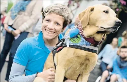  ?? CLARÍN ?? Marieke Vervoort, junto a Zenn, su perro-guía, en una imagen de 2016