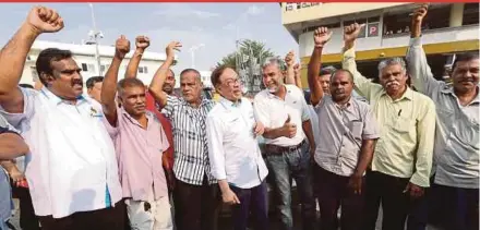  ?? ROSMAN PIC BY IQMAL HAQIM ?? PKR candidate for the Port Dickson by-election Datuk Seri Anwar Ibrahim (centre) during a walkabout in Port Dickson yesterday. With him are members of a local taxi drivers’ associatio­n.