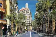  ??  ?? Das typische Stadtbild Valencias: Prachtvoll­e Gebäude an palmengesä­umten Straßen (unten). FOTO: ALEXANDER SPATARI