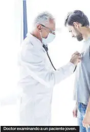  ?? ?? Doctor examinando a un paciente joven.