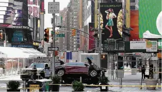  ?? Lucas Jackson/Reuters ?? Policial observa veículo que atropelou pedestres na Times Square, em Nova York