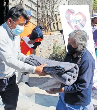  ?? /ARMANDO PEDROZA ?? Familias vulnerable­s del municipio de Contla recibieron el programa “Cobijón 2021222”, bajo el lema “Abrigando Corazones”