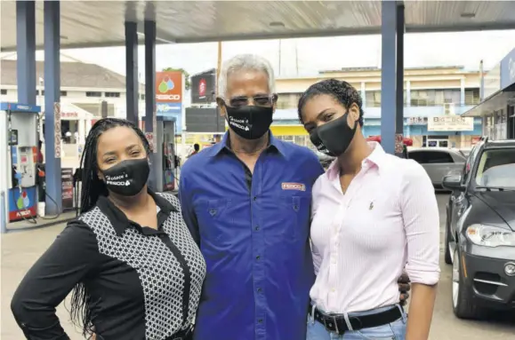  ?? (Photos: Gregory Bennett) ?? Fesco Chairman Lyden ”Trevor” Heaven with his daughters Timberlee (left) and Kai Melissa