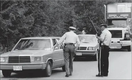  ?? IAN LINDSAY/ VANCOUVER SUN FILES ?? RCMP and prison officials search for prisoners who escaped from Kent Institutio­n at the Agassiz- Rosedale bridge on this day in 1990.