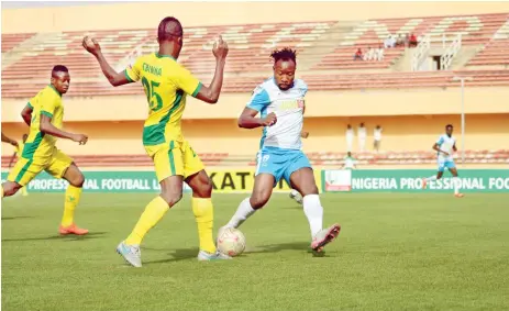  ??  ?? Suraz Sodiq of 3SC (R) and Obinna Kingsley Eleje of Katsina United struggle for the ball during their week 9 NPFL game in Katsina on February 19, 2017