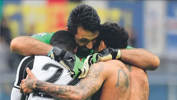  ?? LUCA ZENNARO / AP ?? Gianluigi Buffon, que se abraza a Asamoah y Dani Alves, ya es el jugador de la historia del Juventus que más minutos ha jugado en la Serie A