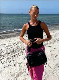  ?? ?? Olivia på stranden med en lättburen väska i svart.