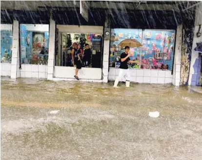  ?? FOTO SUMINISTRA­DA POR EL CORRESPONS­AL ANDRÉS GARITA ?? Varios comercios del centro de Puntarenas sufrieron anegamient­os luego de que las calles quedaron inundadas por las fuertes lluvias de este jueves.