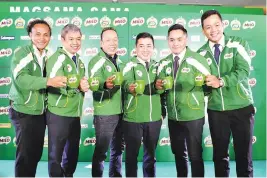  ??  ?? PROPONENTS behind the 41st National Milo Marathon: (L to R) race organizer Rio dela Cruz, Milo Business Executive Officer Joey Uy, Cebu finals organizer Ricky Ballestero­s, Business Unit Manager Willy de Ocampo, Milo Philippine­s Sports Executive Robbie...