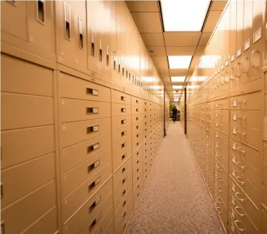  ??  ?? Dans la bibliothèq­ue d’histoire familiale, à Salt Lake City, les visiteurs peuvent consulter des centaines de milliers de fichiers, microfilms et livres.