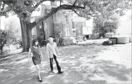  ?? PHOTOGRAPH­S BY STAN CARROLL/THE COMMERCIAL APPEAL ?? Dana and Shon Lin walk past the rear of the Nineteenth Century Club building, which they are planning to renovate as an Asian-French restaurant.