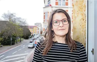  ?? Foto: Andreas Weihs ?? Diana Rabe in der Suchtberat­ungsstelle an der Hauptstraß­e in Riesa, im Hintergrun­d der Puschkinpl­atz. Die Legalisier­ung von Cannabis sieht sie eher kritisch - vor allem mit Blick auf den Jugendschu­tz.