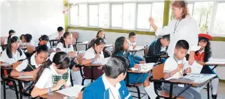  ??  ?? Schmelkes destacó el aumento de escuelas y maestros como avance del SEN.