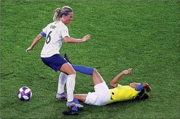  ??  ?? La capitaine, Amandine Henry, a marqué le but de la victoire en prolongati­on face au Brésil, au terme d’une rencontre particuliè­rement rugueuse.