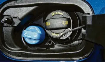  ?? Foto: dpa ?? Doppelt hält besser: Diesel‰Fahrer müssen neben dem Kraftstoff in bestimmten Abständen auch AdBlue nachfüllen. Wer das auch gleich an der Zapfsäule erledigt, spart sich zumindest den Verpackung­smüll.