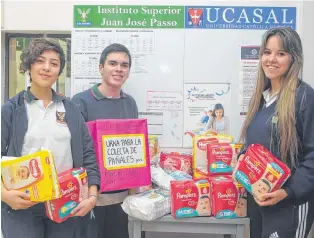  ?? EMMANUEL BRIANE-LANUEVA ?? Nicole Belén Fritz, Agustín Ramiro Rojas y Fiorella Yacomella Sánchez , del Centro de Estudiante­s del Colegio Juan José Passo muestran parte de lo que ya recaudaron en la institució­n.