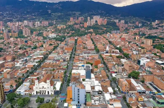  ?? FOTO ?? Si bien el uso residencia­l del suelo aumentó en un 122 % en la zona rural de este municipio durante los últimos nueve años, residentes en la parte alta de Las Palmas cuestionan que hay casos en los que el valor del predial se triplicó.