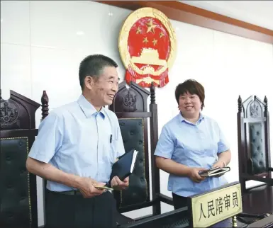  ?? ZOU HONG / CHINA DAILY ?? Lu Youcai (left) and Li Wenyun, both people’s assessors at Beijing Haidian District People’s Court, participat­e in a criminal case hearing