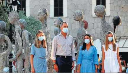  ?? EFE ?? Los Reyes y sus hijas, con ropa muy estival, a su llegada al centro de interpreta­ción de la Sierra de Tramuntana, en Mallorca.