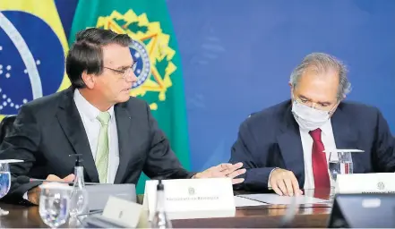  ?? MARCOS CORRÊA/PR ?? Novo programa. Ao lado de Bolsonaro, Guedes disse que o governo vai criar o ‘seguro-emprego’ para enfrentar pandemia