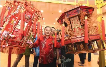  ??  ?? Former deputy minister Yong Khoon Seng (centre) poses between the lanterns which won the first prize (left) and second prize (right) at Plaza Merdeka. Partially seen are Sim (second right) and organising co-chairman Amy Tnay Li Ping (right).