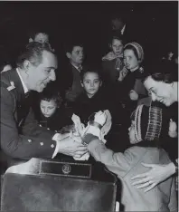  ??  ?? Comedian Alec Finlay entertaine­d the crowd at the Empire Theatre in 1958